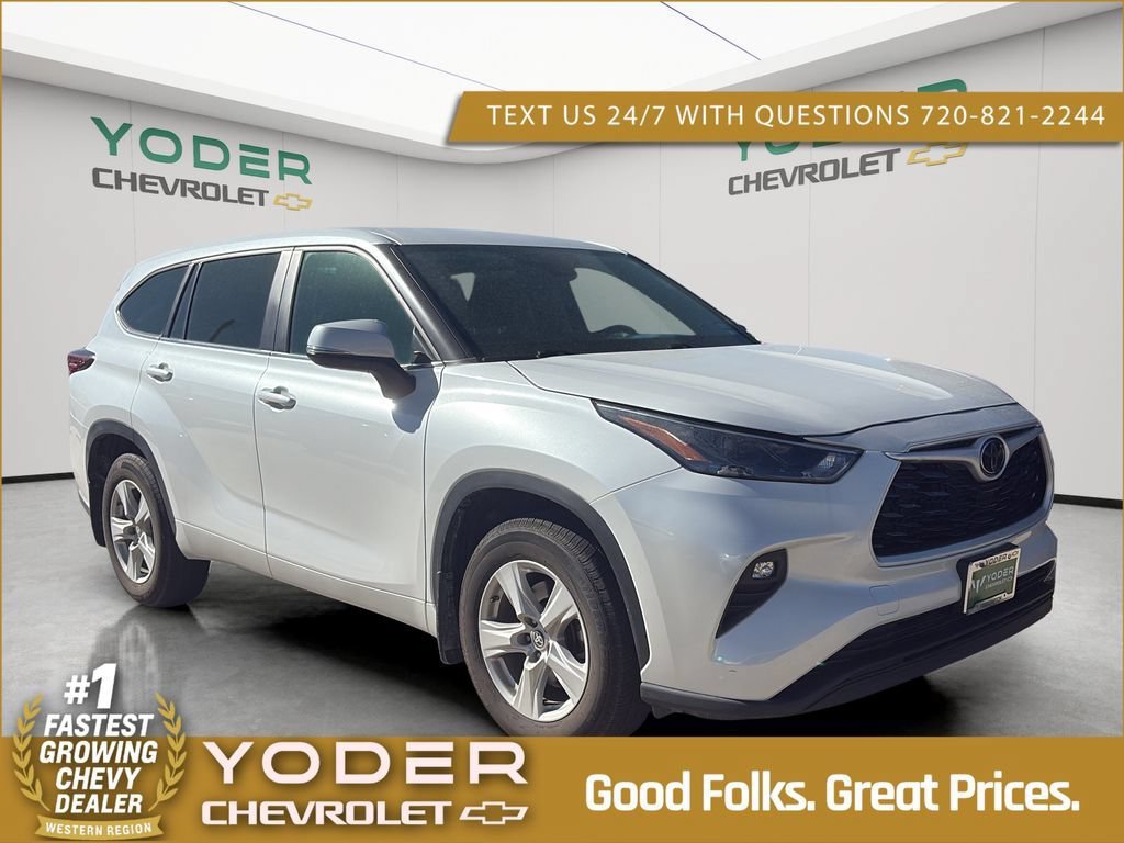 Used 2024 Toyota Highlander LE AWD/4WD image 1