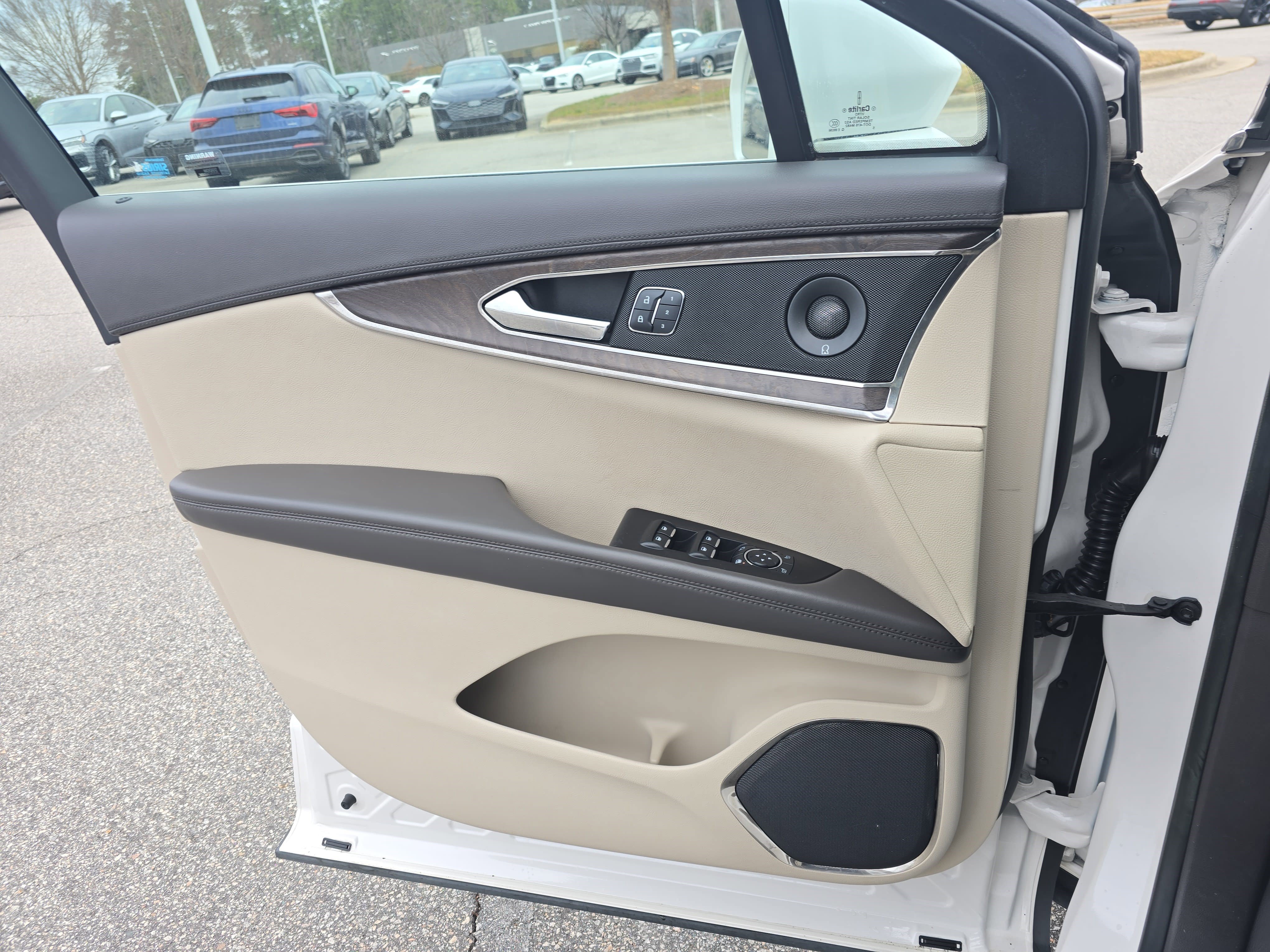 Used 2016 Lincoln MKX Reserve w/ Driver Assistance Package image 25