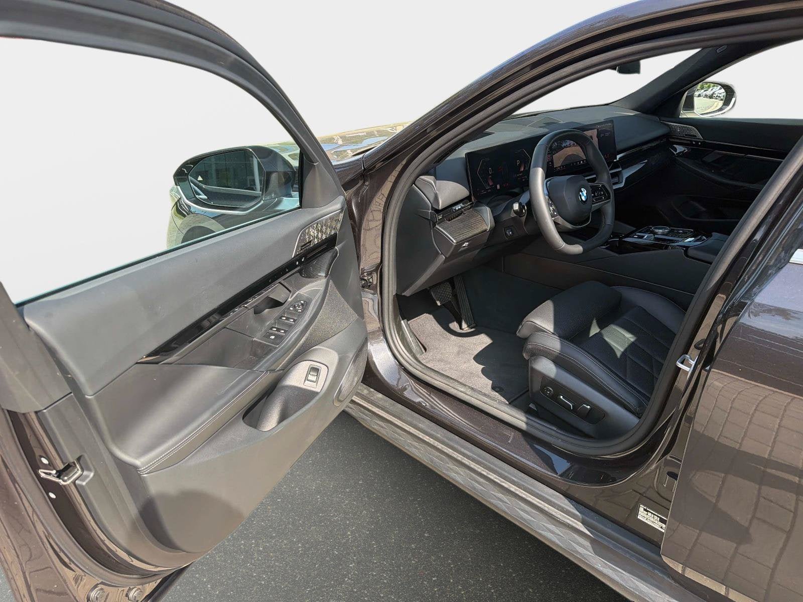 Used 2025 BMW 530i w/ Premium Package RWD image 17