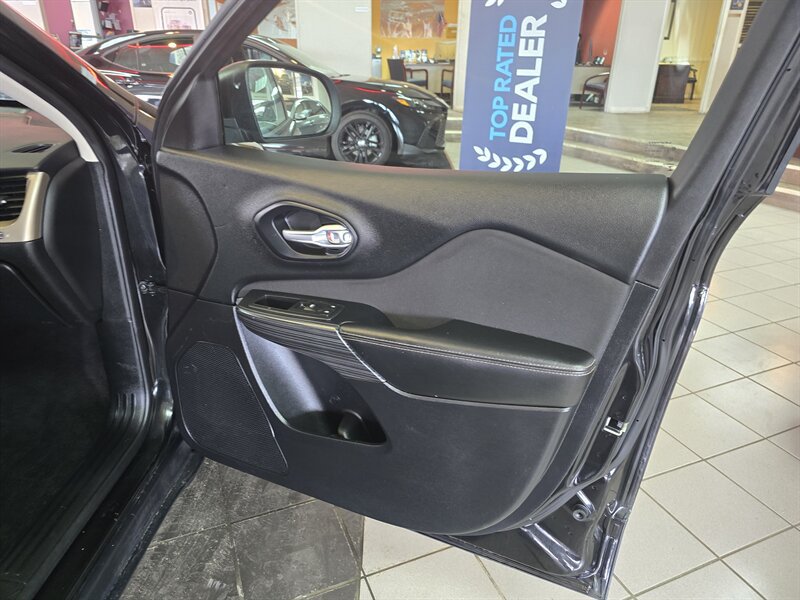 Used 2016 Jeep Cherokee Sport FWD image 12