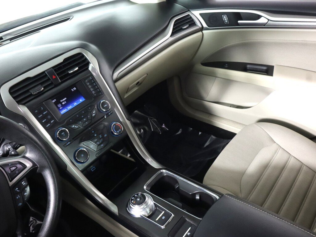 Used 2018 Ford Fusion SE image 30