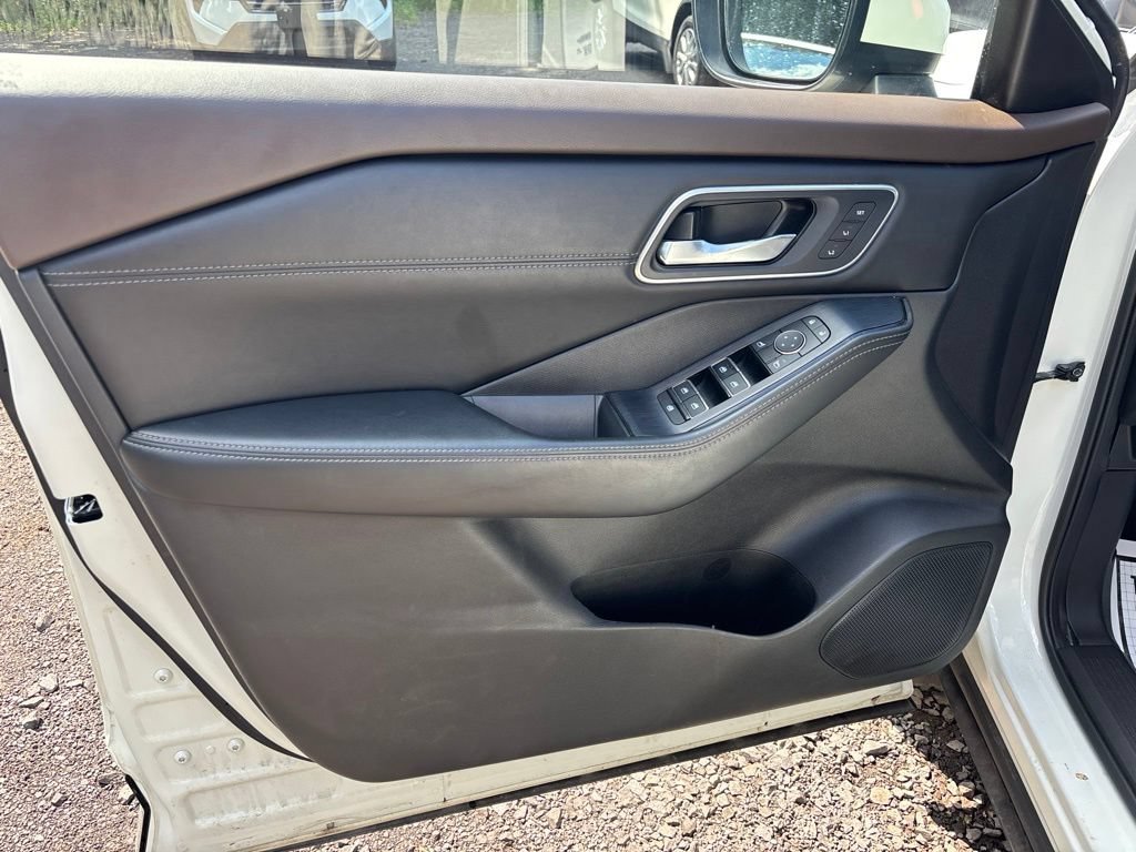 Certified 2023 Nissan Rogue Platinum AWD/4WD image 17