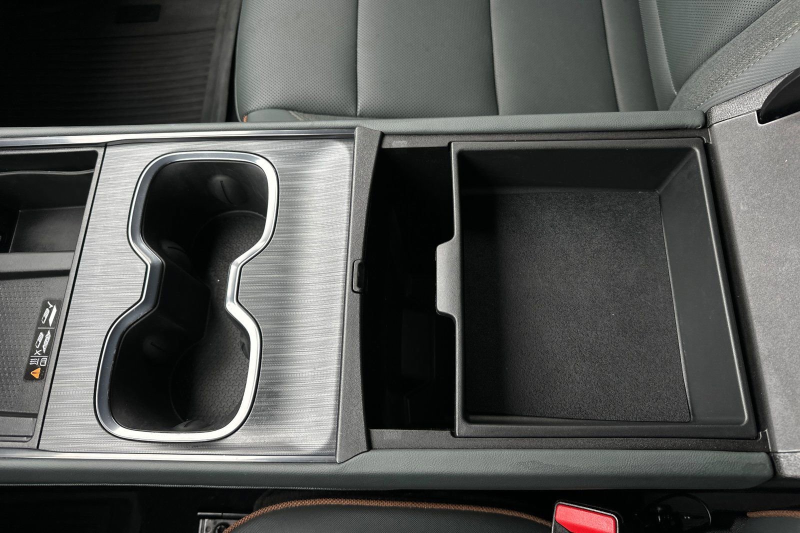 Used 2025 GMC Acadia AT4 w/ LPO, Floor Liner Package image 30