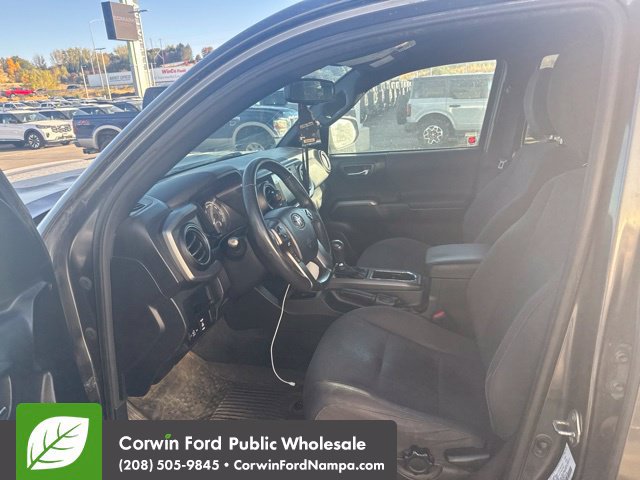 Used 2016 Toyota Tacoma TRD Sport w/ Towing Package AWD/4WD image 13