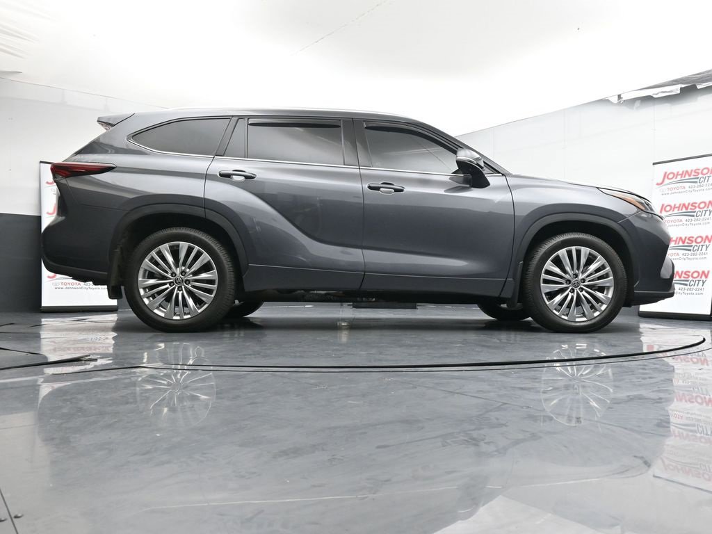 Used 2025 Toyota Highlander Platinum image 24