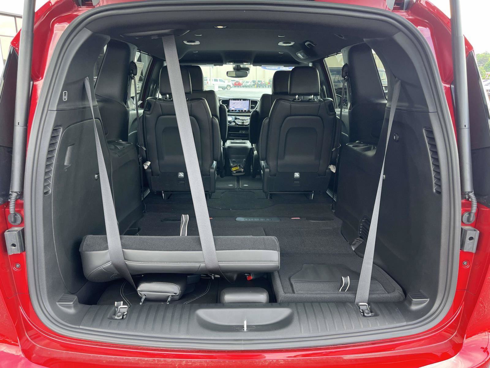New 2027 Chrysler Pacifica Select FWD image 4