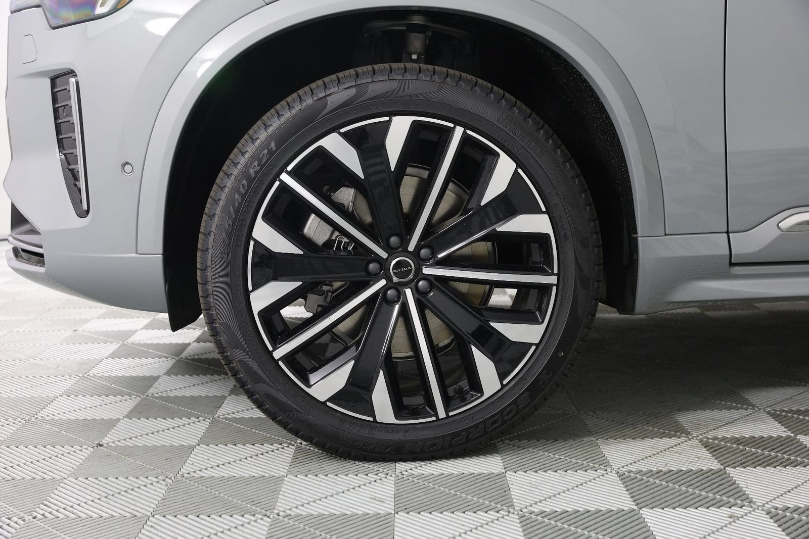 New 2026 Volvo XC90 B5 Plus w/ Protection Package AWD/4WD image 13
