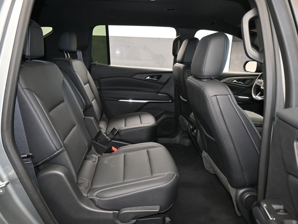 Used 2025 Chevrolet Traverse LT image 40