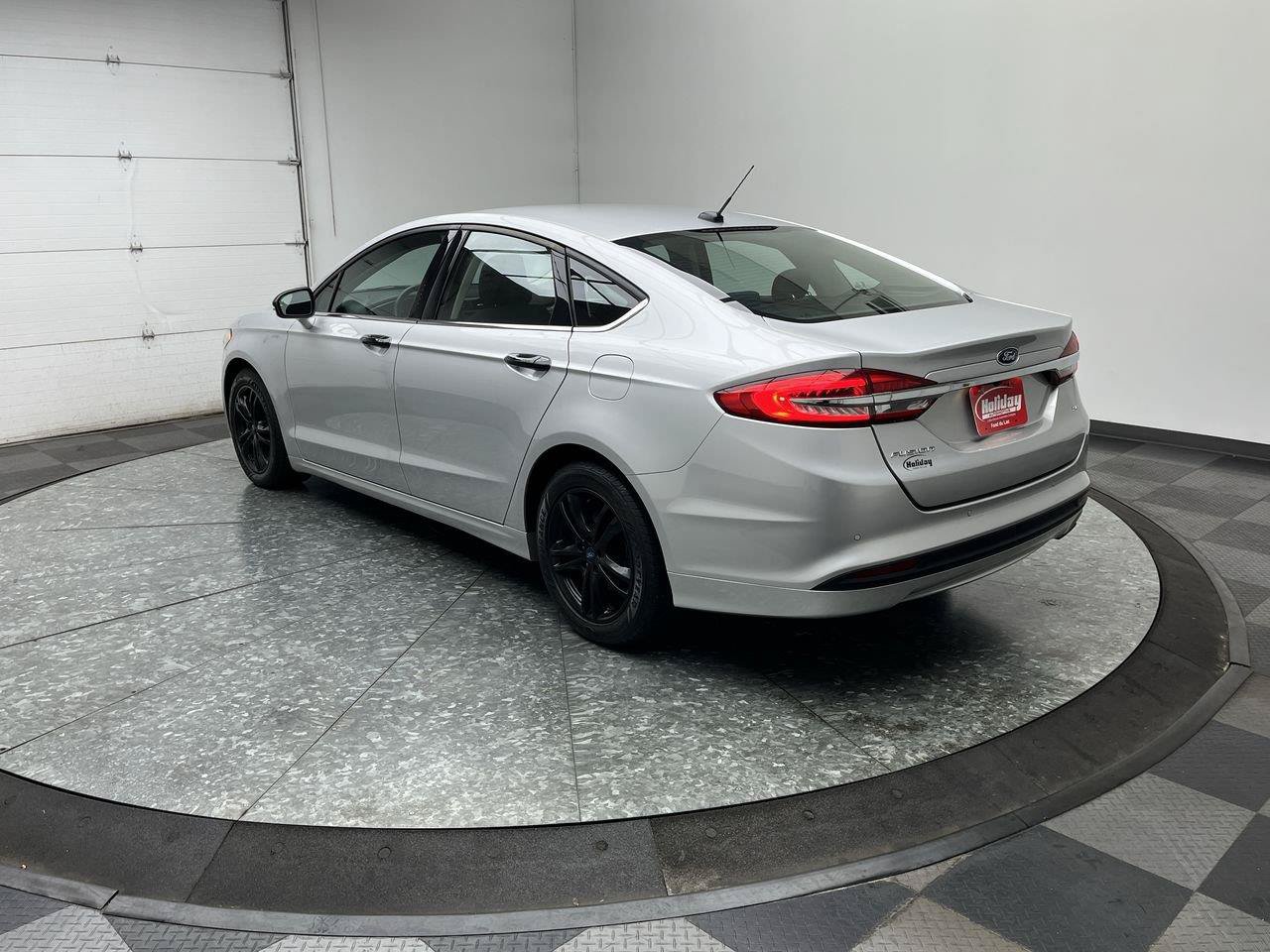 Used 2018 Ford Fusion SE FWD image 2