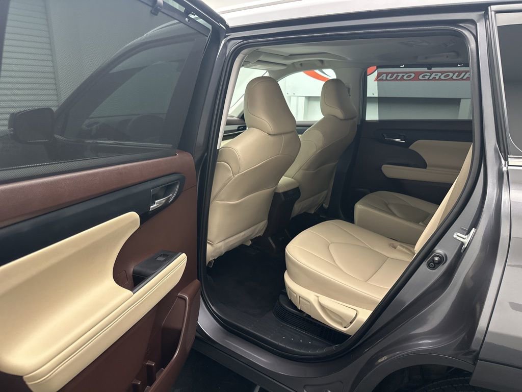 Used 2021 Toyota Highlander XLE image 6