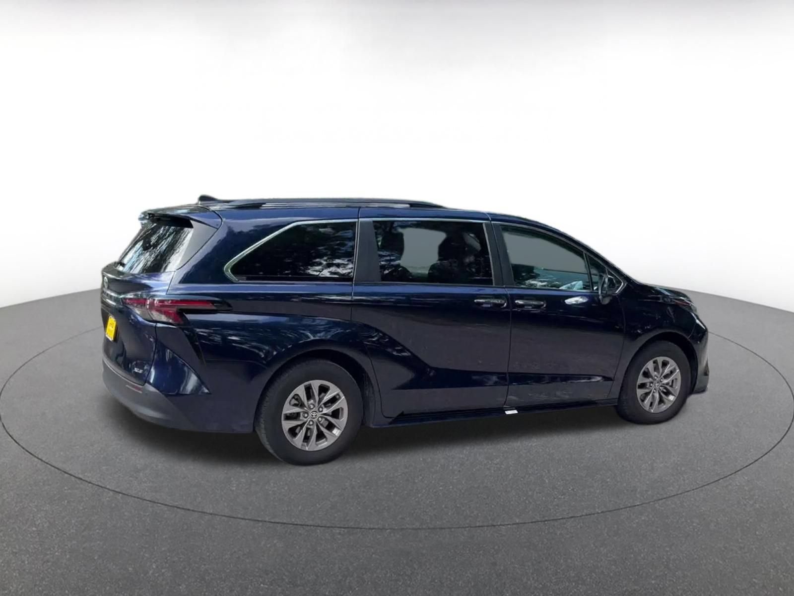 Used 2025 Toyota Sienna XLE FWD image 14