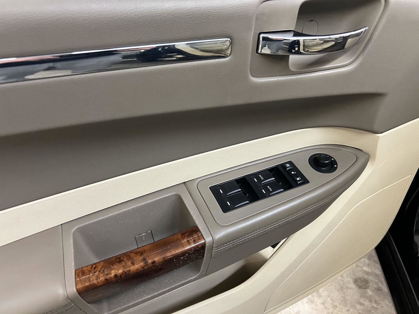 Used 2008 Chrysler 300 C image 17