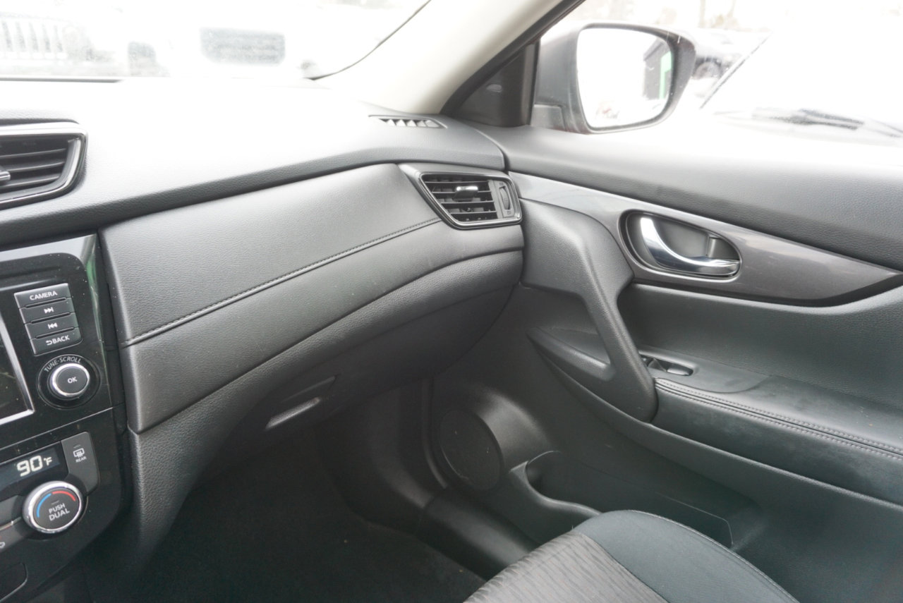 Used 2018 Nissan Rogue SV image 19