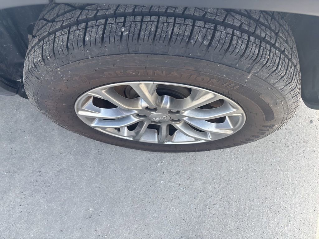 Used 2019 Jeep Cherokee Latitude Plus w/ Cold Weather Group image 7