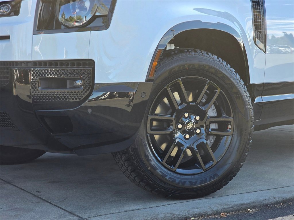 New 2025 Land Rover Defender 90 X-Dynamic SE image 2