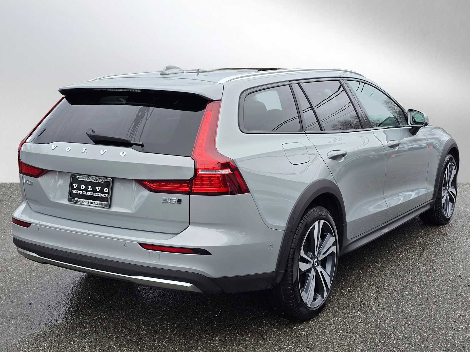 Certified 2025 Volvo V60 B5 Cross Country Plus image 3