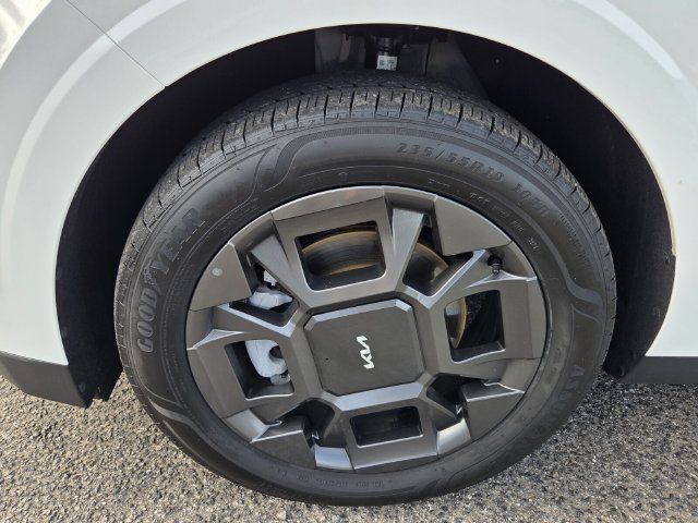 Used 2025 Kia Carnival EX FWD image 8
