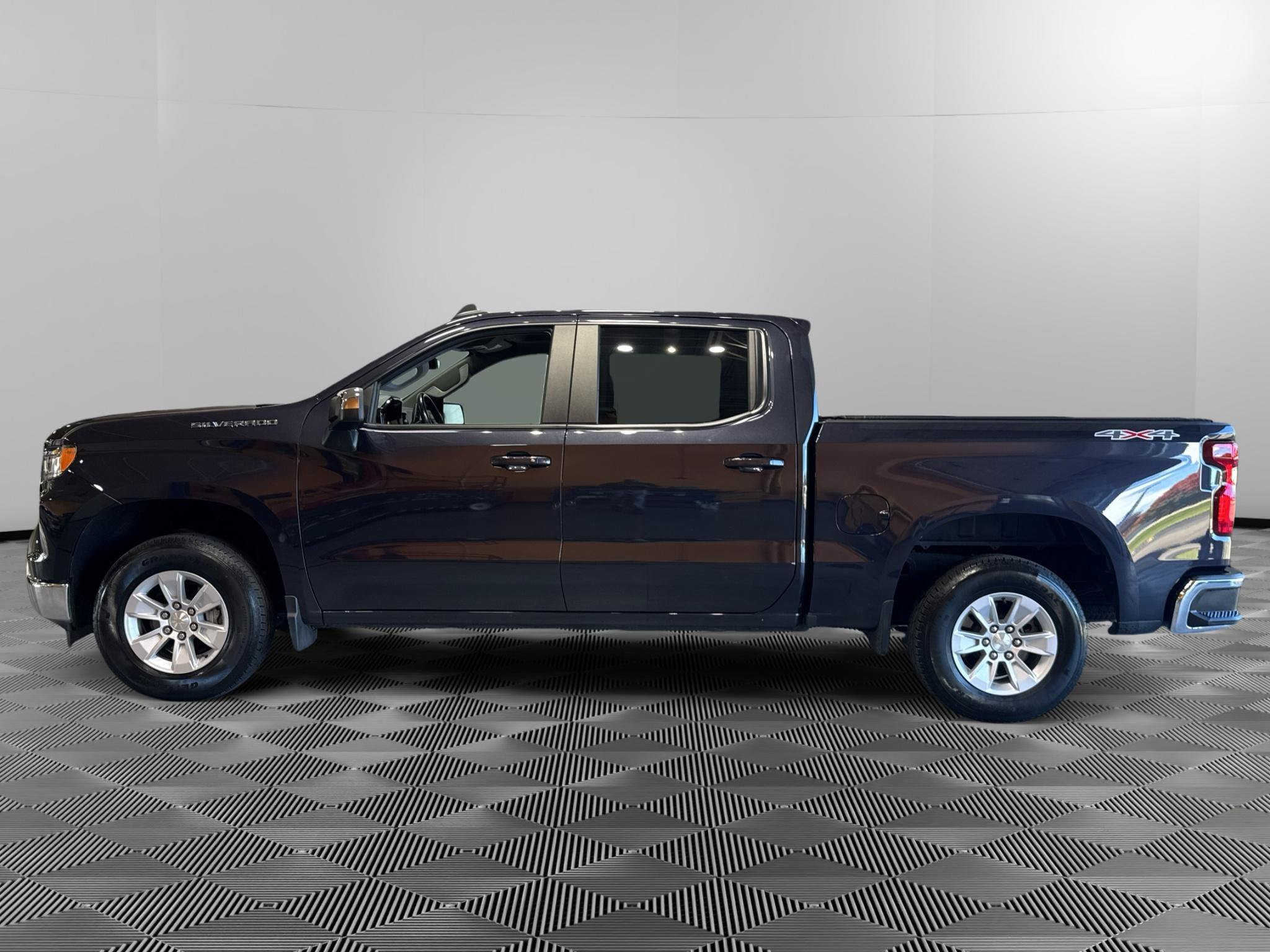 Used 2023 Chevrolet Silverado 1500 LT AWD/4WD image 2