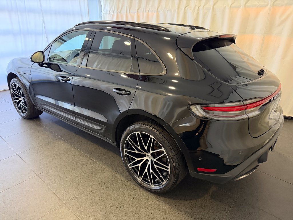 Certified 2024 Porsche Macan AWD/4WD image 3