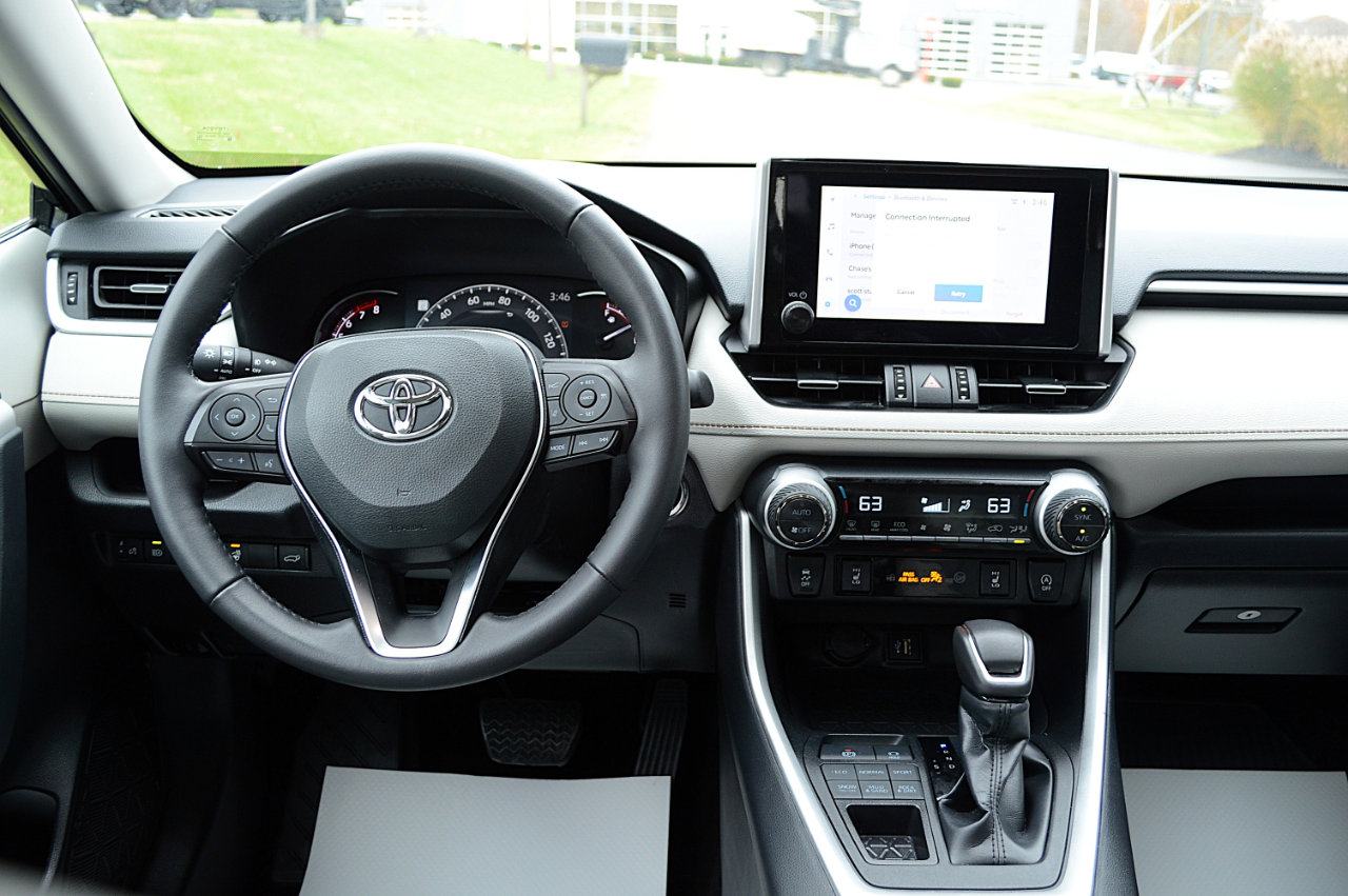 Used 2025 Toyota RAV4 XLE Premium image 19