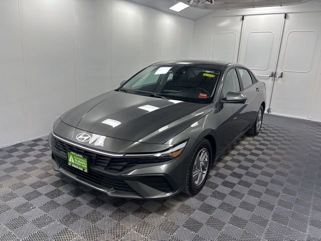 Used 2025 Hyundai Elantra SE image 3