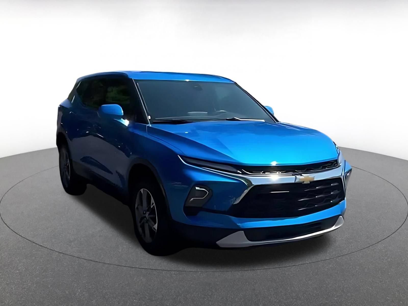 Used 2025 Chevrolet Blazer LT FWD image 3