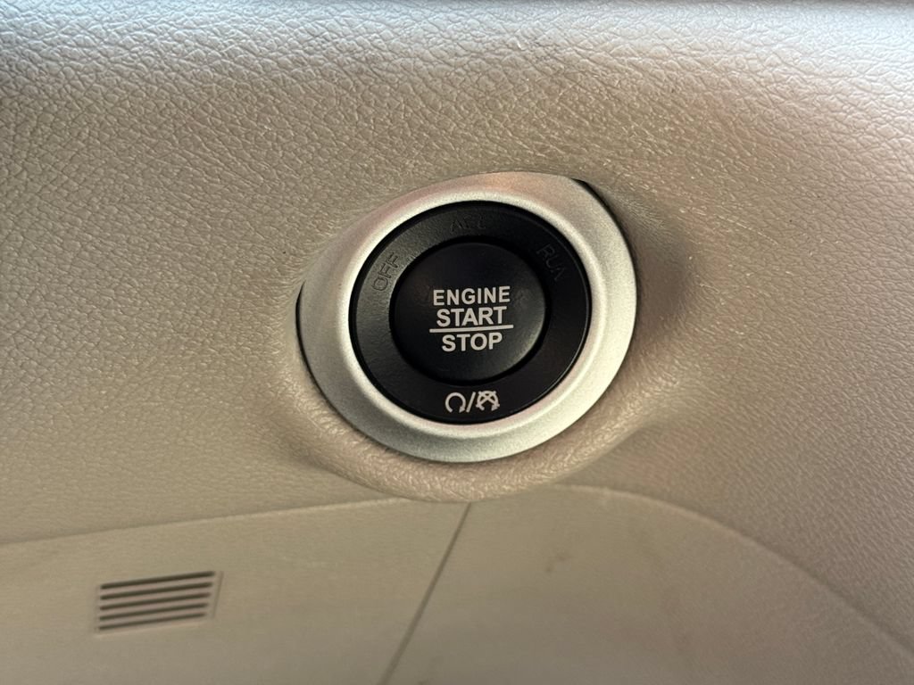 Used 2023 Chrysler Pacifica Touring-L FWD image 12