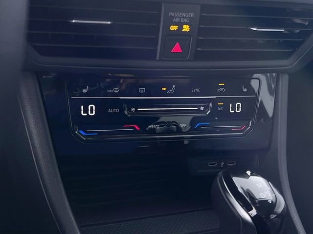 Used 2025 Volkswagen Jetta SE w/ Sunroof Package image 18