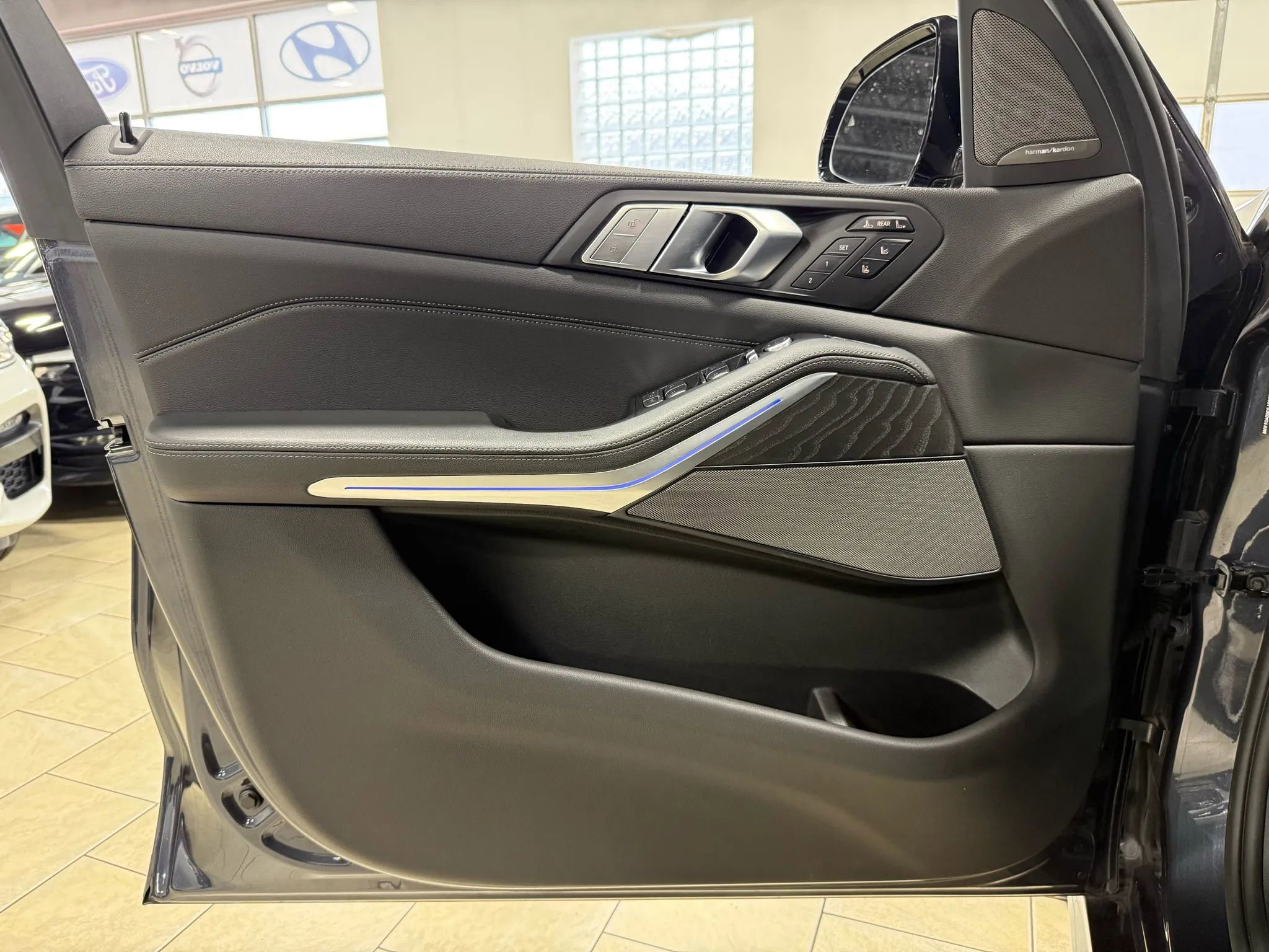 Used 2021 BMW X7 M50i image 27