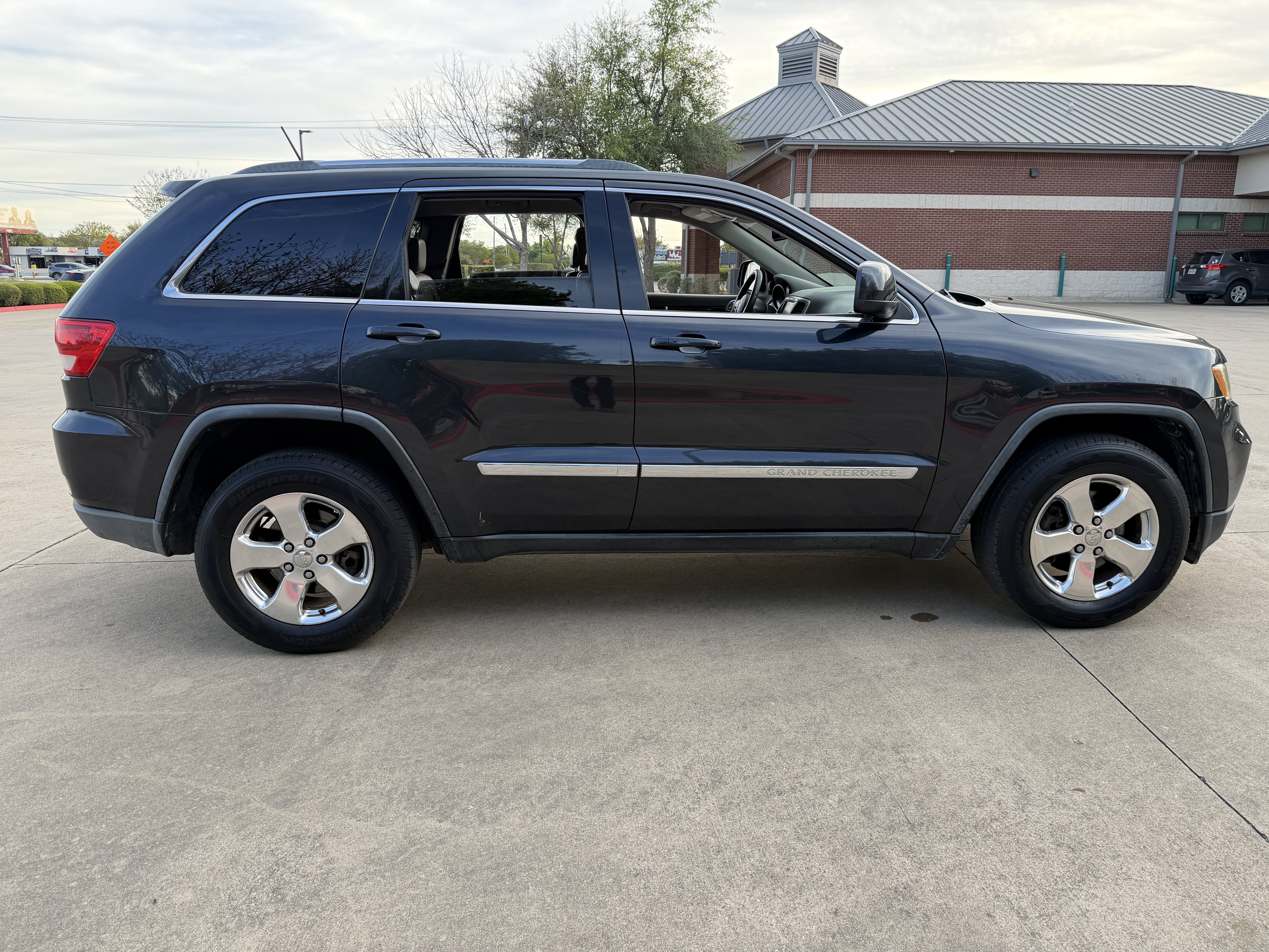 Used 2012 Jeep Grand Cherokee Laredo RWD image 8