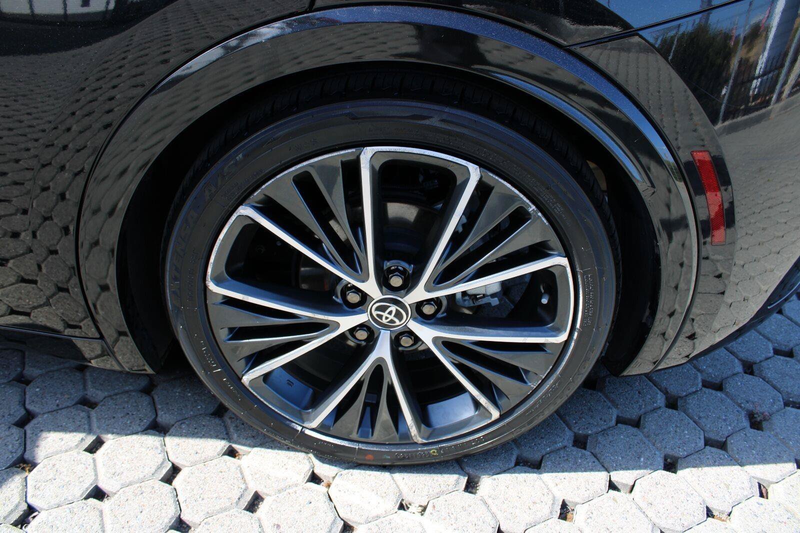 Used 2025 Toyota Prius XLE FWD image 15