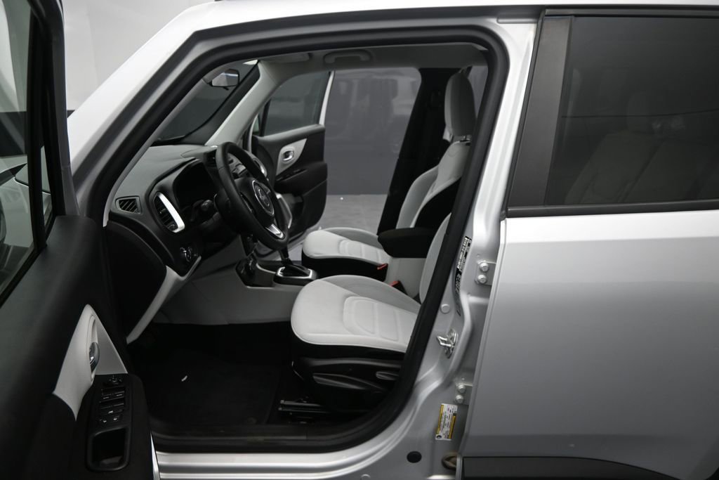 Used 2020 Jeep Renegade Latitude AWD/4WD image 10