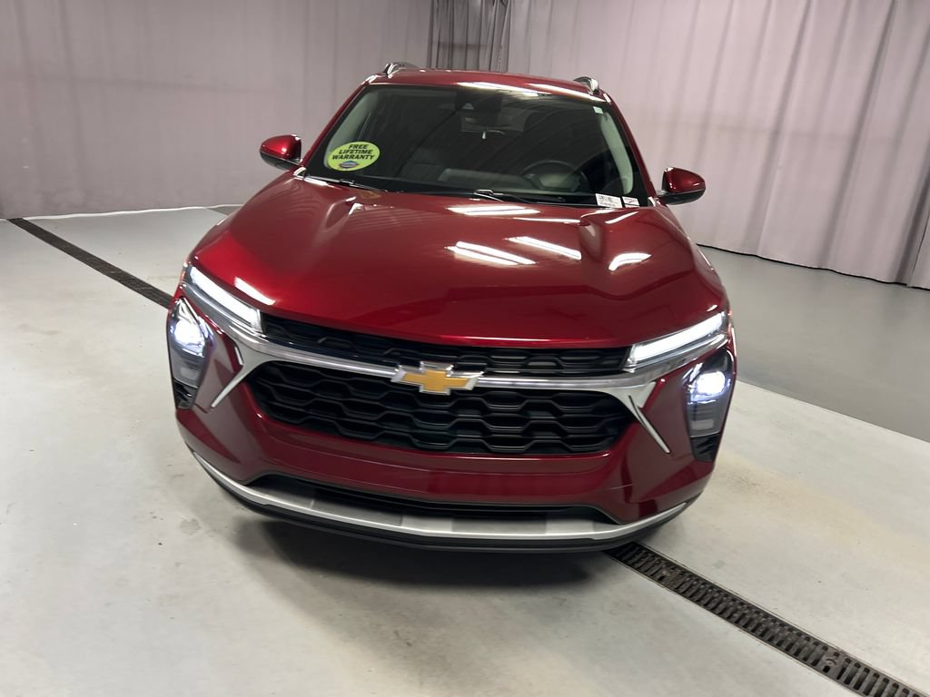 Used 2025 Chevrolet Trax LT w/ LT Convenience Package FWD image 2