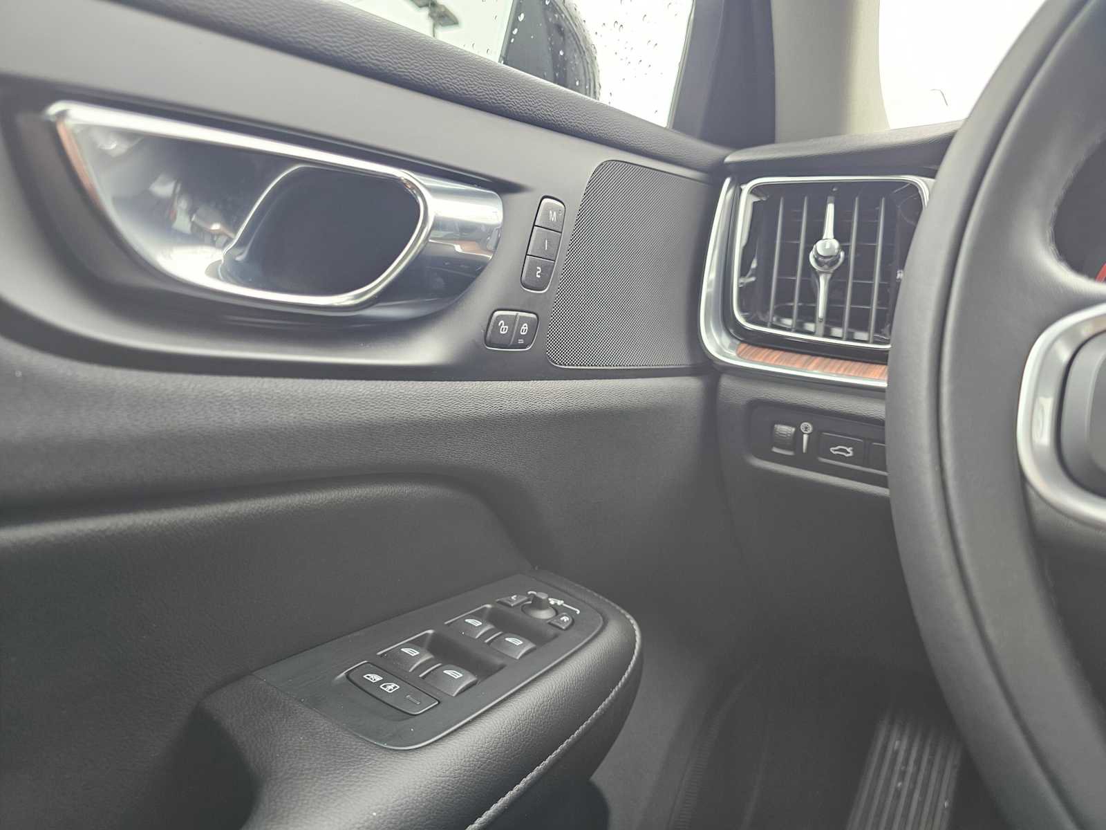 Certified 2022 Volvo S60 T8 R-Design Expression w/ Premium Package AWD/4WD image 29