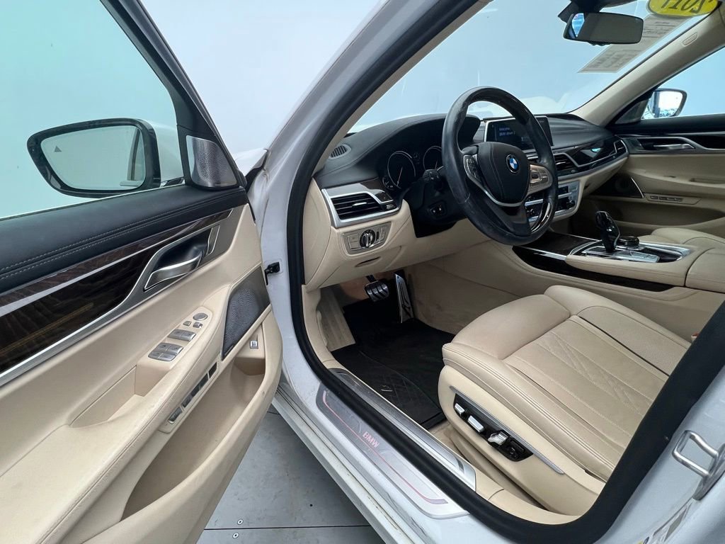 Used 2017 BMW 750i image 22