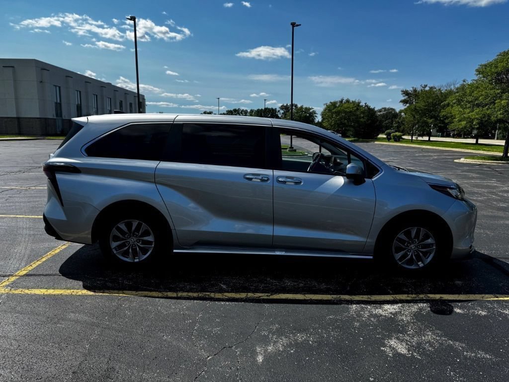 Used 2023 Toyota Sienna XLE AWD/4WD image 5