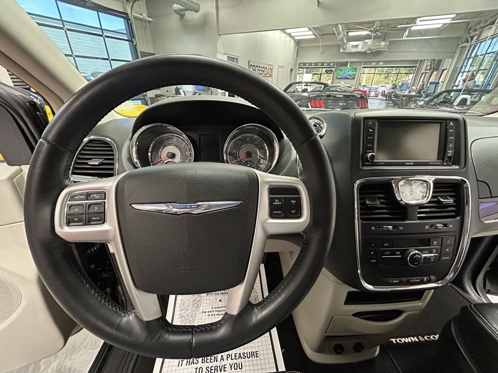 Used 2015 Chrysler Town & Country Touring image 11