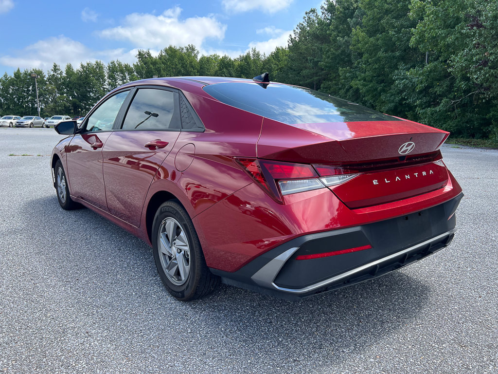 Used 2024 Hyundai Elantra SE FWD image 3