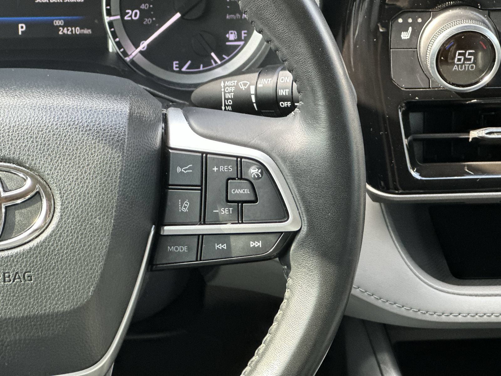 Used 2023 Toyota Highlander XLE FWD image 21