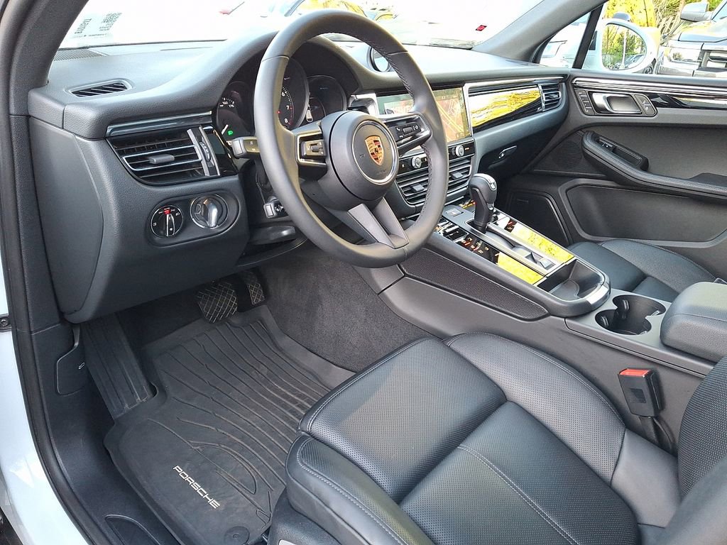 Used 2025 Porsche Macan AWD/4WD image 9