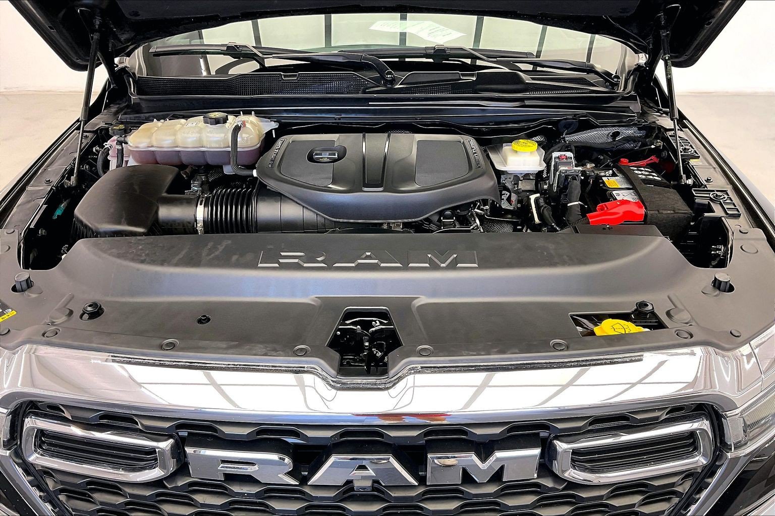 Used 2025 RAM 1500 Big Horn AWD/4WD image 9