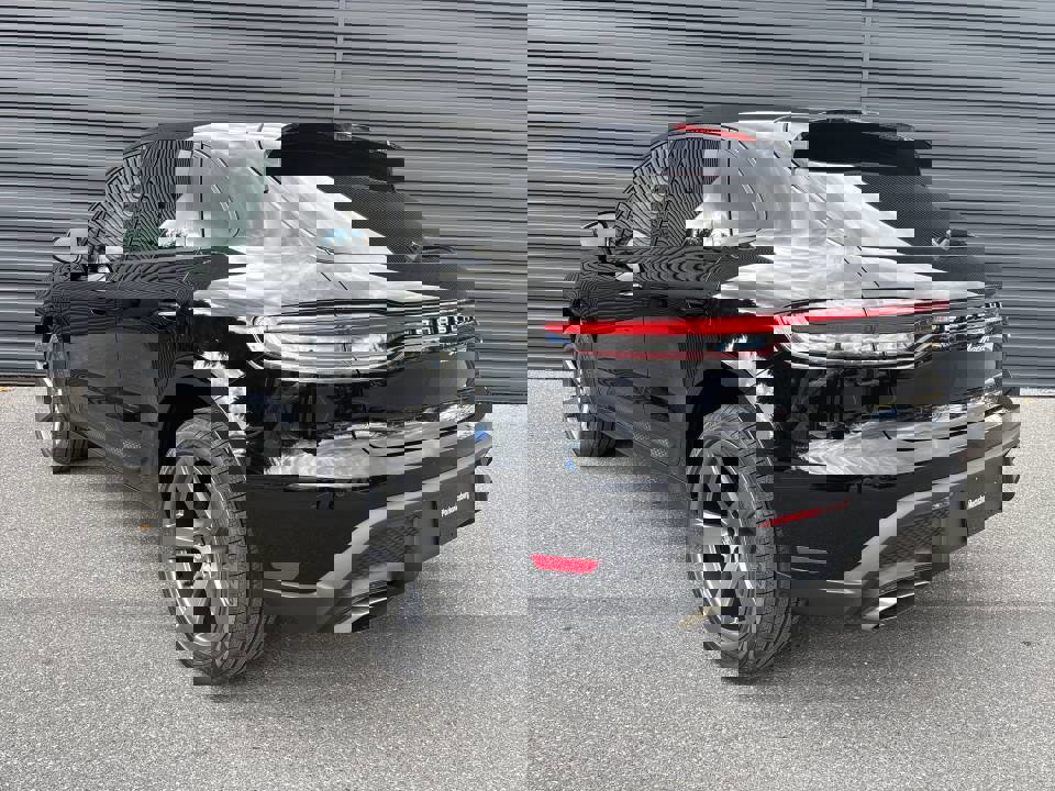 Certified 2026 Porsche Macan image 3