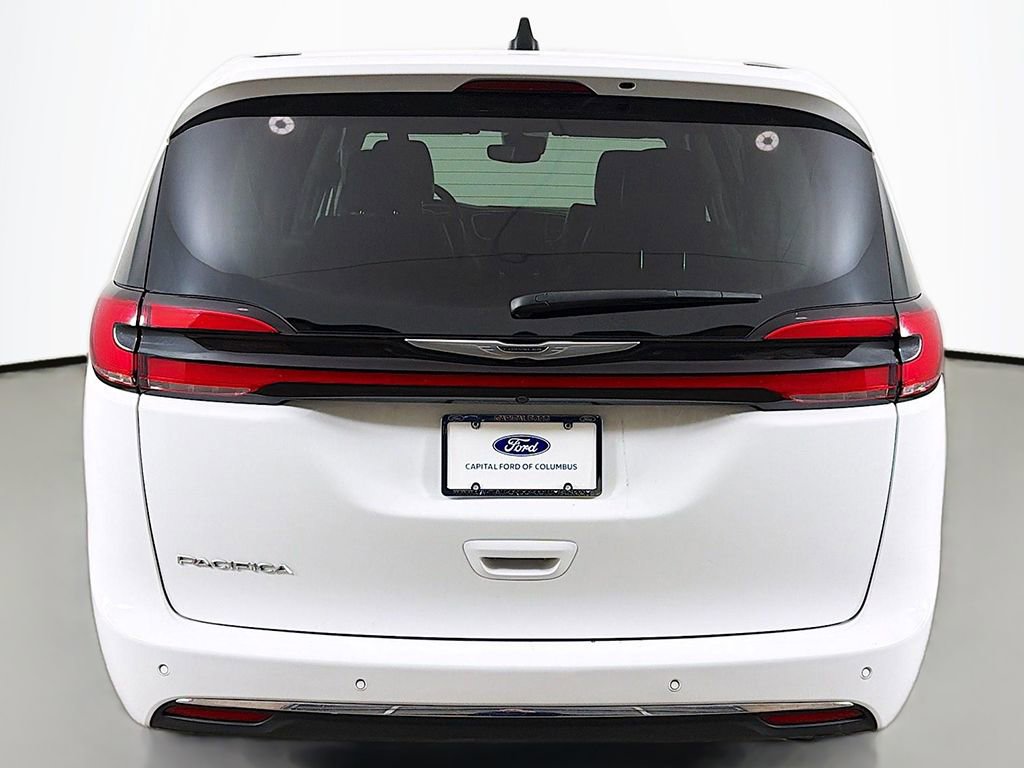 Used 2024 Chrysler Pacifica Touring-L image 11