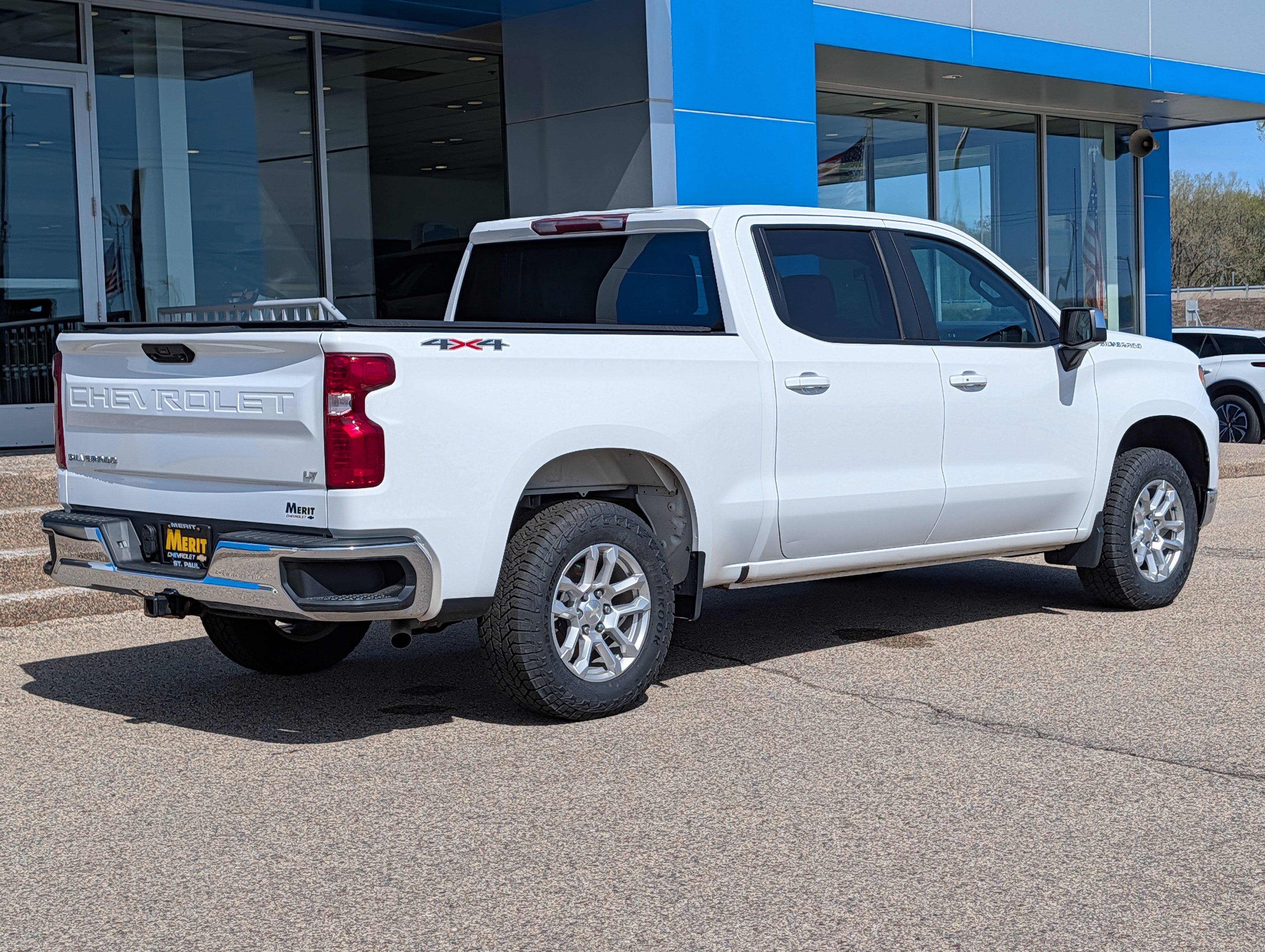 Used 2022 Chevrolet Silverado 1500 LT AWD/4WD image 3