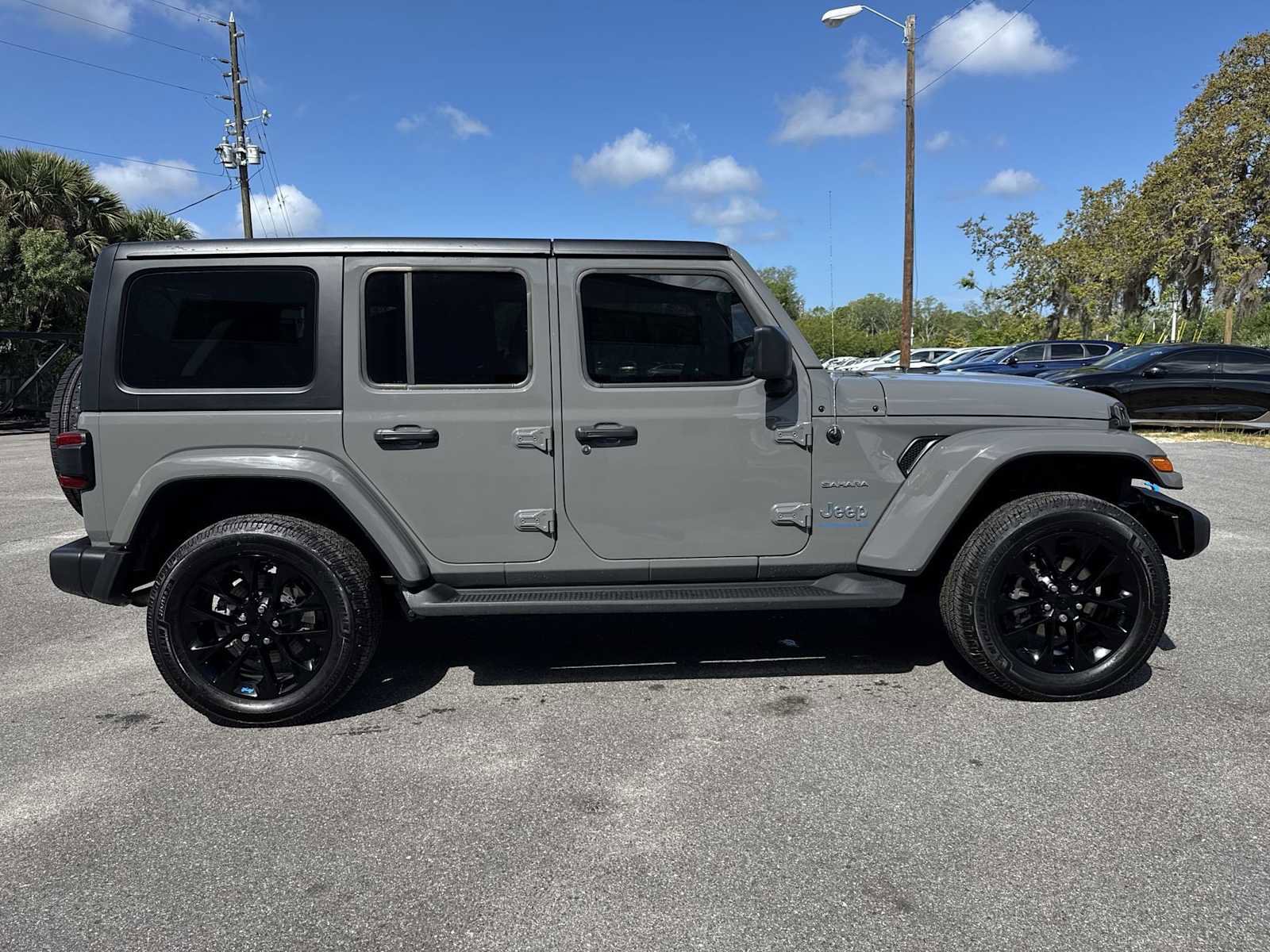 Used 2023 Jeep Wrangler Unlimited Sahara w/ Dual Top Group AWD/4WD image 7