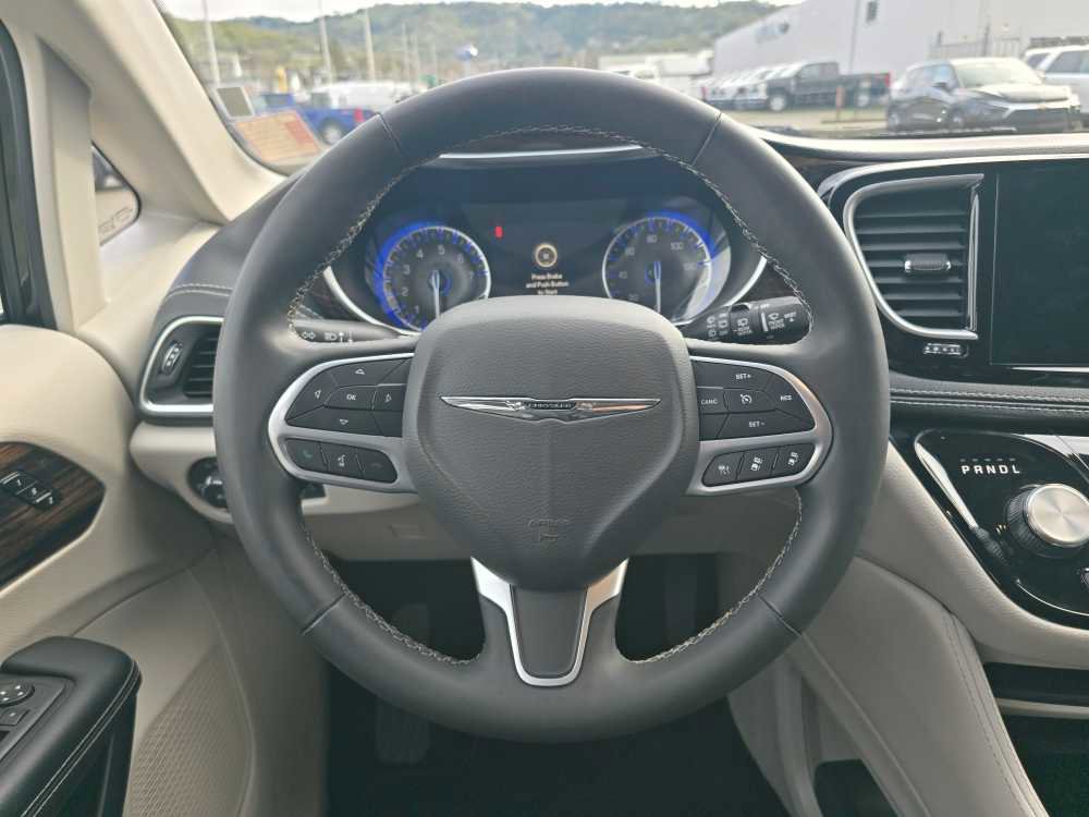 Used 2024 Chrysler Pacifica Limited image 11