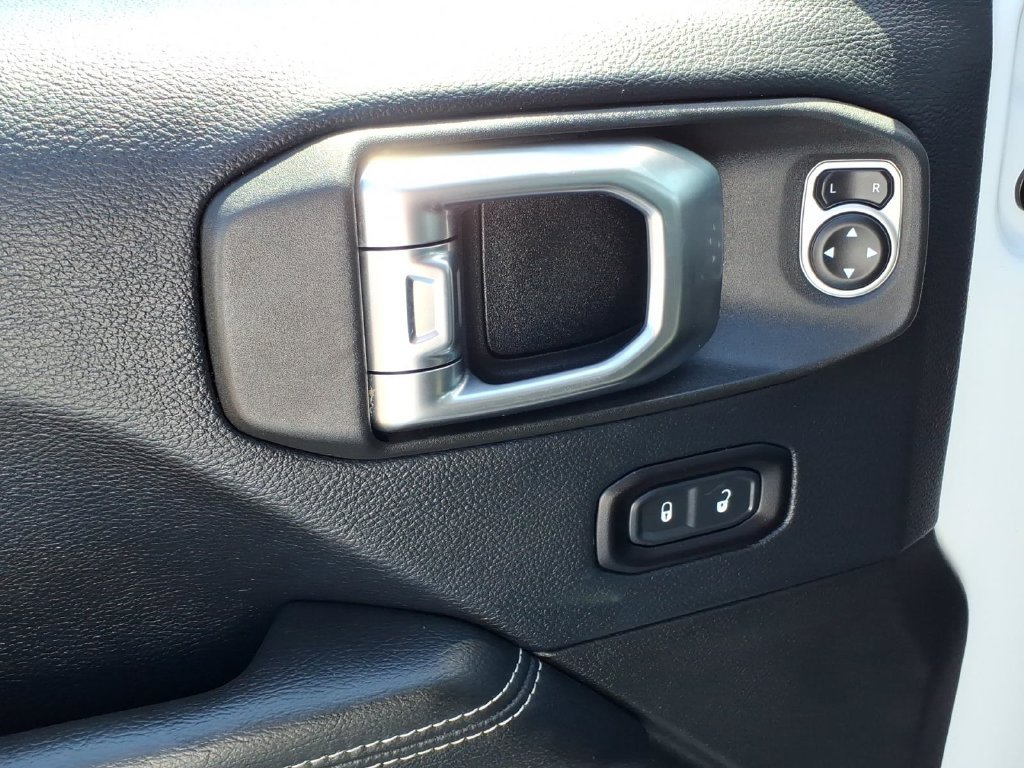 Used 2018 Jeep Wrangler Unlimited Sahara AWD/4WD image 4