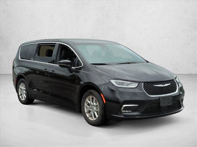 Used 2025 Chrysler Pacifica Select image 3