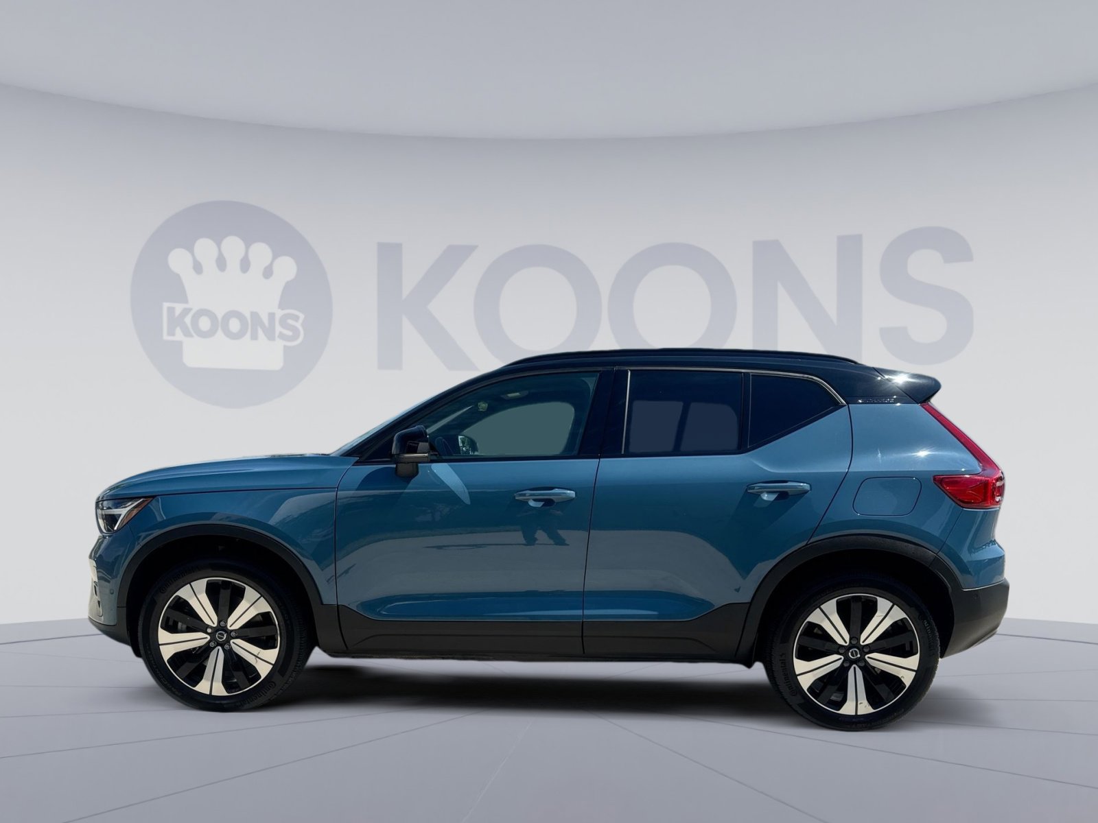 Used 2023 Volvo XC40 Recharge Plus w/ Protection Package Premier AWD/4WD image 2