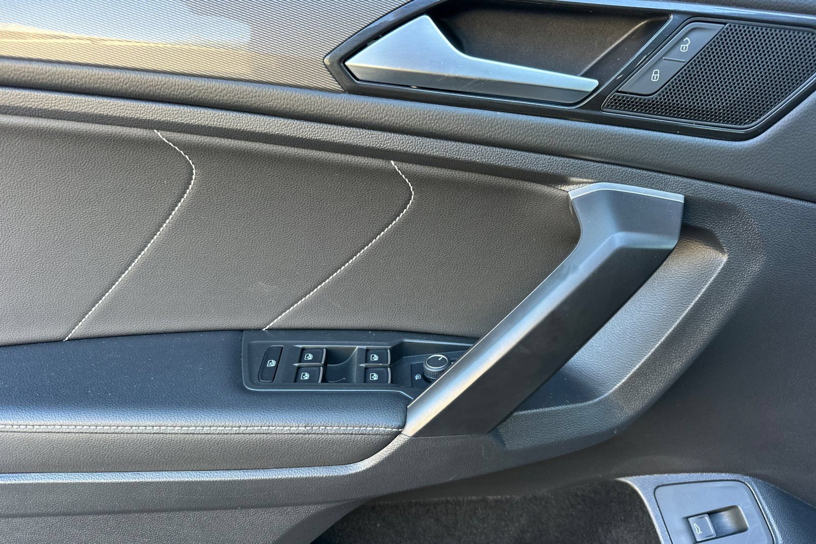 Used 2024 Volkswagen Tiguan SE AWD/4WD image 10